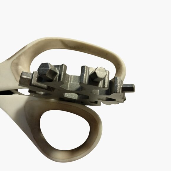 Metal Snowflake Multi Tool Keychain With 18 In1 Functions - Picture 8 of 11